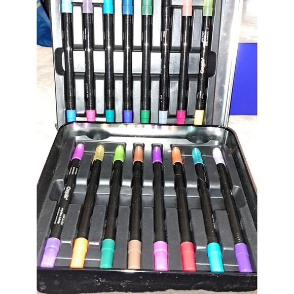 Crayola Signature 16 Vibrant Colors Brush Detail Dual-Tip Markers - Picture 3 of 5